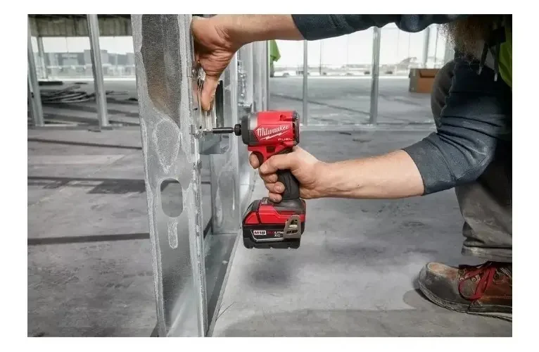 Foto 5 de Atornillador de Impacto Hexagonal M18 FUEL™ de 1/4" Milwaukee 2953-20 Color Rojo